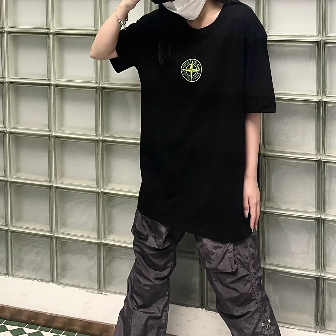 W622#P110💰 [Stone lsland/Stone Island summer new short-sleeved T-shirt with small compass print on the chest] ⚠️[Original creation with high control of details] - Made of 260 grams of combed cotton with 32-count double yarn, soft and comfortable to the touch, sweat-absorbent and breathable. - Simple, basic and versatile style, original quality, the first choice for couples. - Made in a large factory, four needles and five threads on the shoulder, neatly arranged, high quality workmanship. - Same style for men and women. Very versatile, one piece for everyone, details are clearly visible. Color: Black White Size: M L